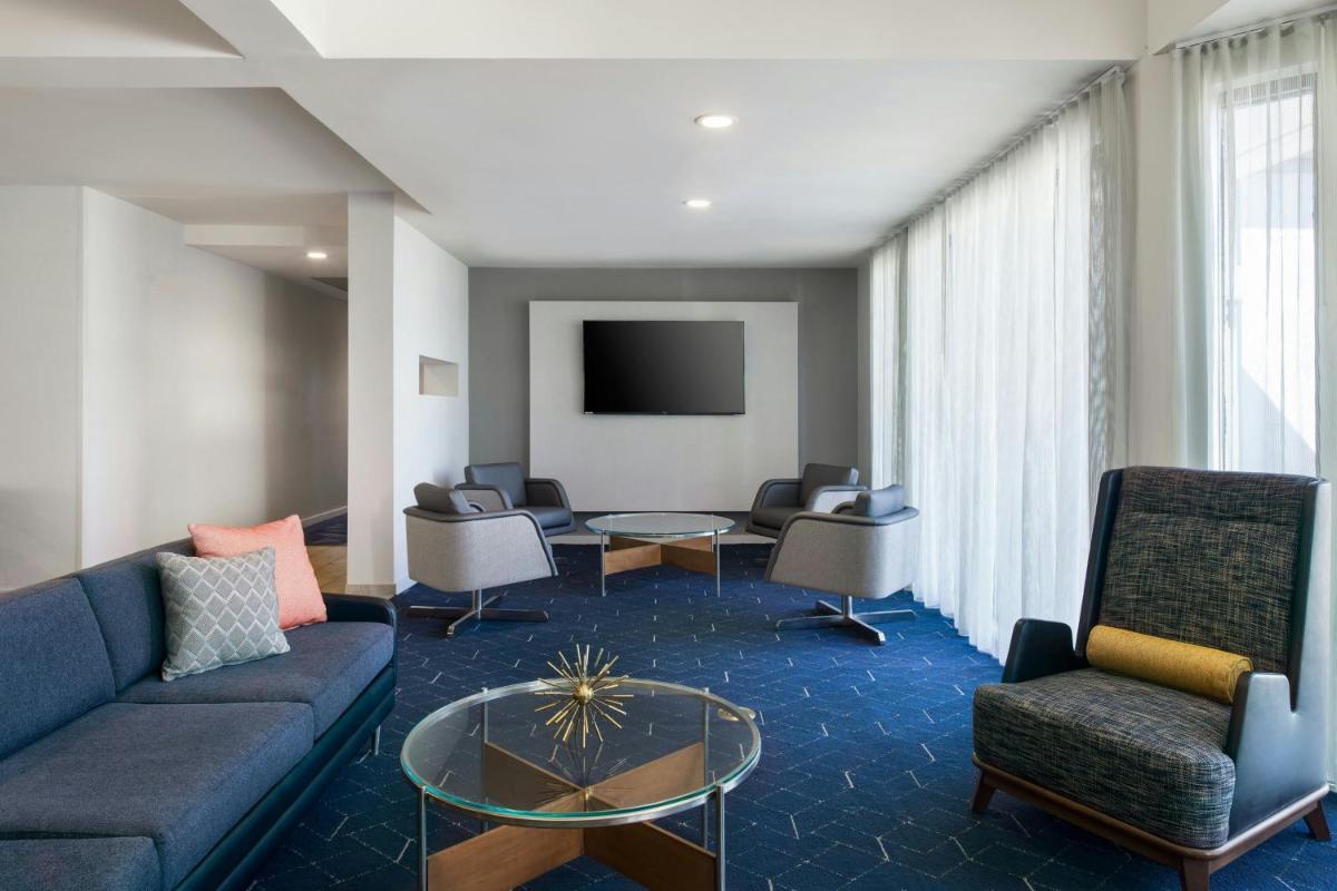 Courtyard by Marriott Phoenix Airport - image 4