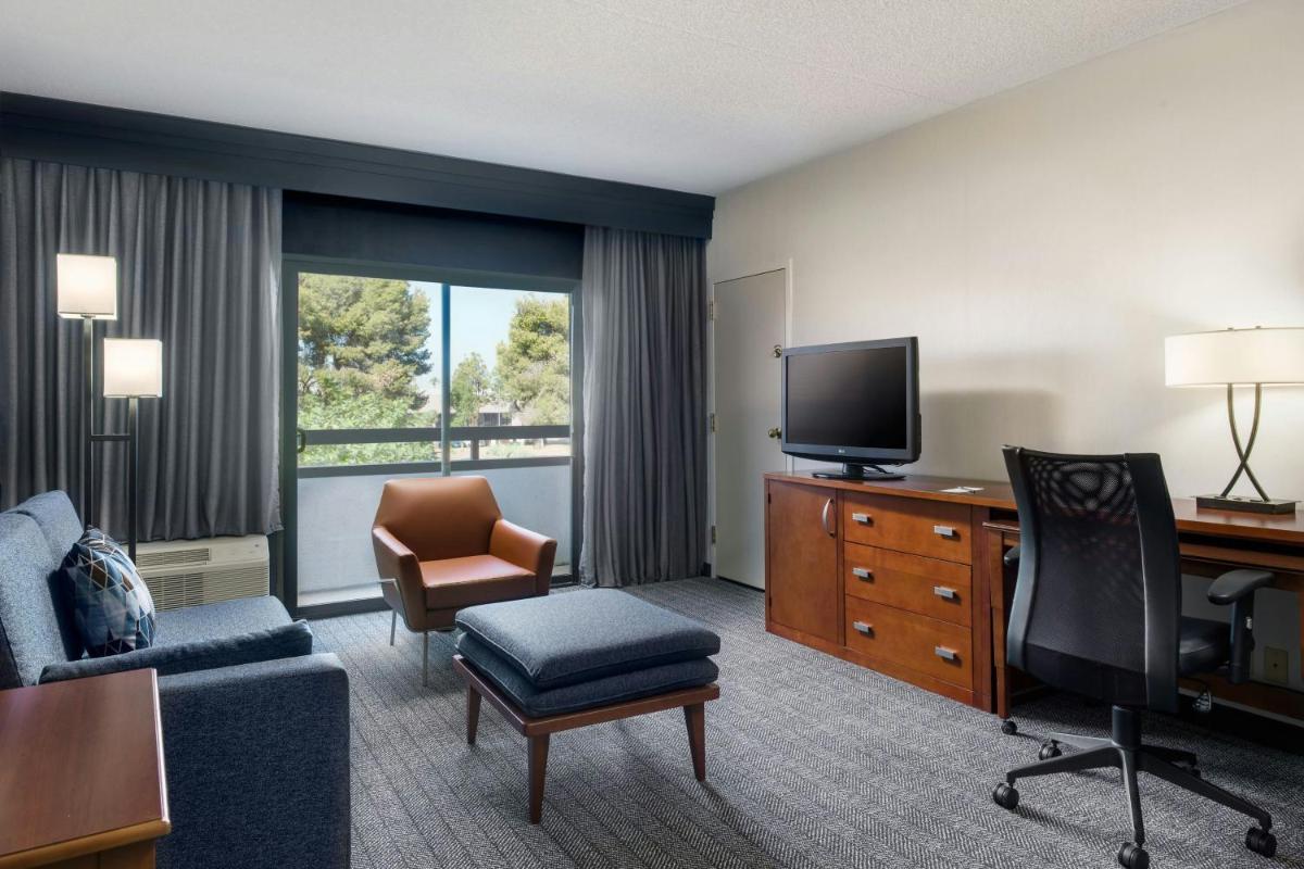 Courtyard by Marriott Phoenix Airport - image 7
