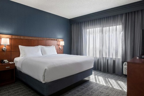 Courtyard by Marriott Phoenix Airport - image 8