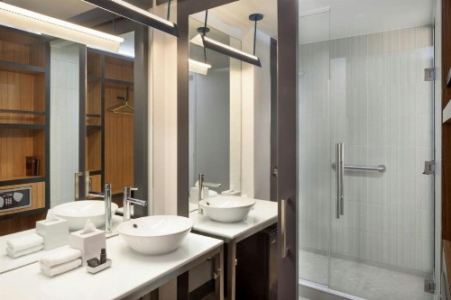 Aloft Phoenix Airport - image 30