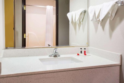 Days Inn by Wyndham Phoenix North - image 9