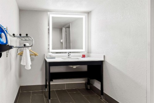 SureStay Hotel by Best Western Phoenix Airport - image 18