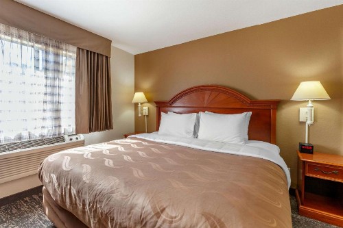 Quality Inn Phoenix Scottsdale West - image 1