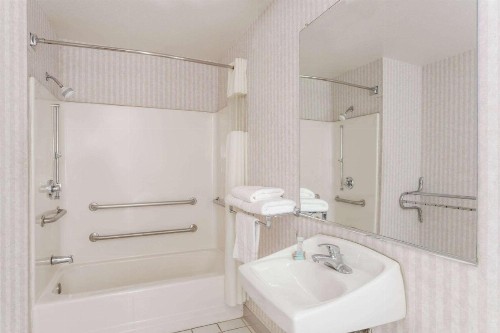 Travelodge by Wyndham Phoenix - image 11