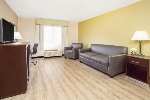 Baymont by Wyndham Phoenix I-10 near 51st Ave - image 36