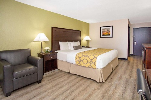 Baymont by Wyndham Phoenix I-10 near 51st Ave - image 43
