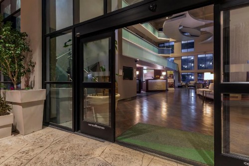 Holiday Inn and Suites Phoenix Airport North an IHG Hotel - image 13