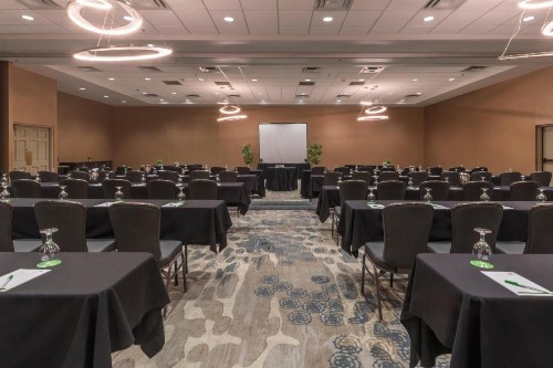Holiday Inn and Suites Phoenix Airport North an IHG Hotel - image 26