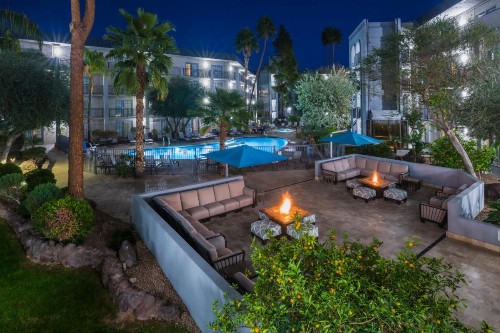 Holiday Inn and Suites Phoenix Airport North an IHG Hotel - image 29