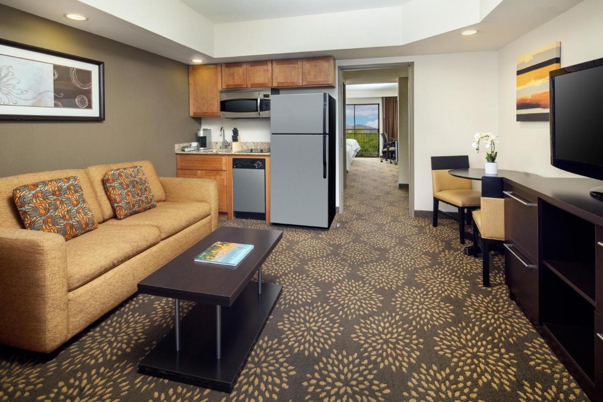 Holiday Inn and Suites Phoenix Airport North an IHG Hotel - image 3