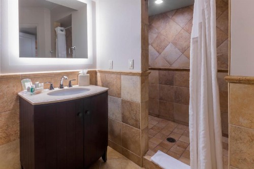 Holiday Inn and Suites Phoenix Airport North an IHG Hotel - image 31