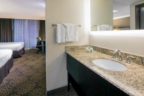 Holiday Inn and Suites Phoenix Airport North an IHG Hotel - image 34
