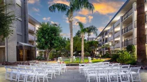 Holiday Inn and Suites Phoenix Airport North an IHG Hotel - image 36