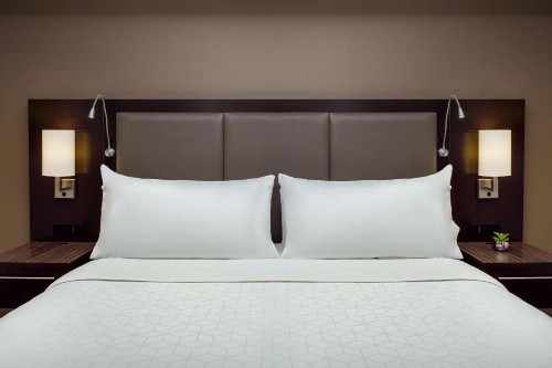 Holiday Inn and Suites Phoenix Airport North an IHG Hotel - image 4