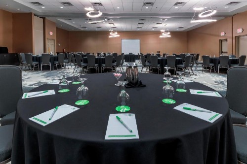 Holiday Inn and Suites Phoenix Airport North an IHG Hotel - image 46