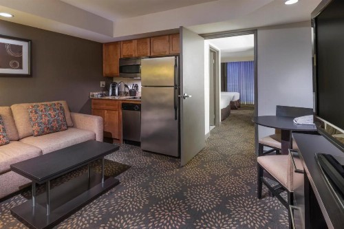 Holiday Inn and Suites Phoenix Airport North an IHG Hotel - image 47