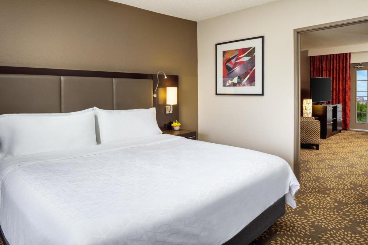 Holiday Inn and Suites Phoenix Airport North an IHG Hotel - image 5