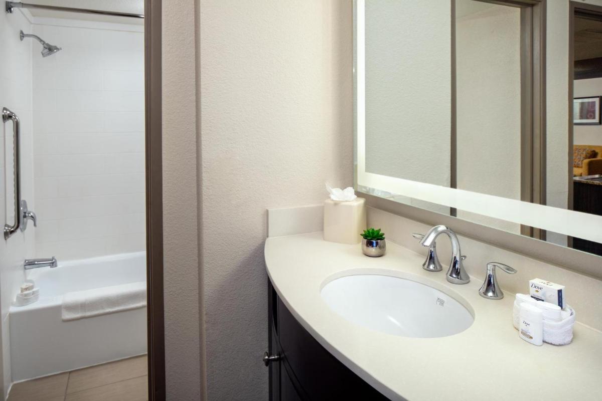 Holiday Inn and Suites Phoenix Airport North an IHG Hotel - image 6
