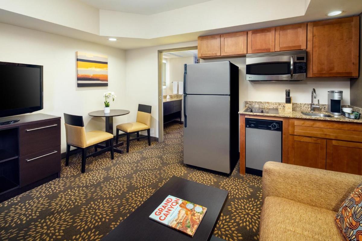 Holiday Inn and Suites Phoenix Airport North an IHG Hotel - image 7