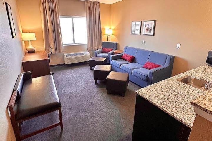 Comfort Suites At Metro Center Phoenix - image 2