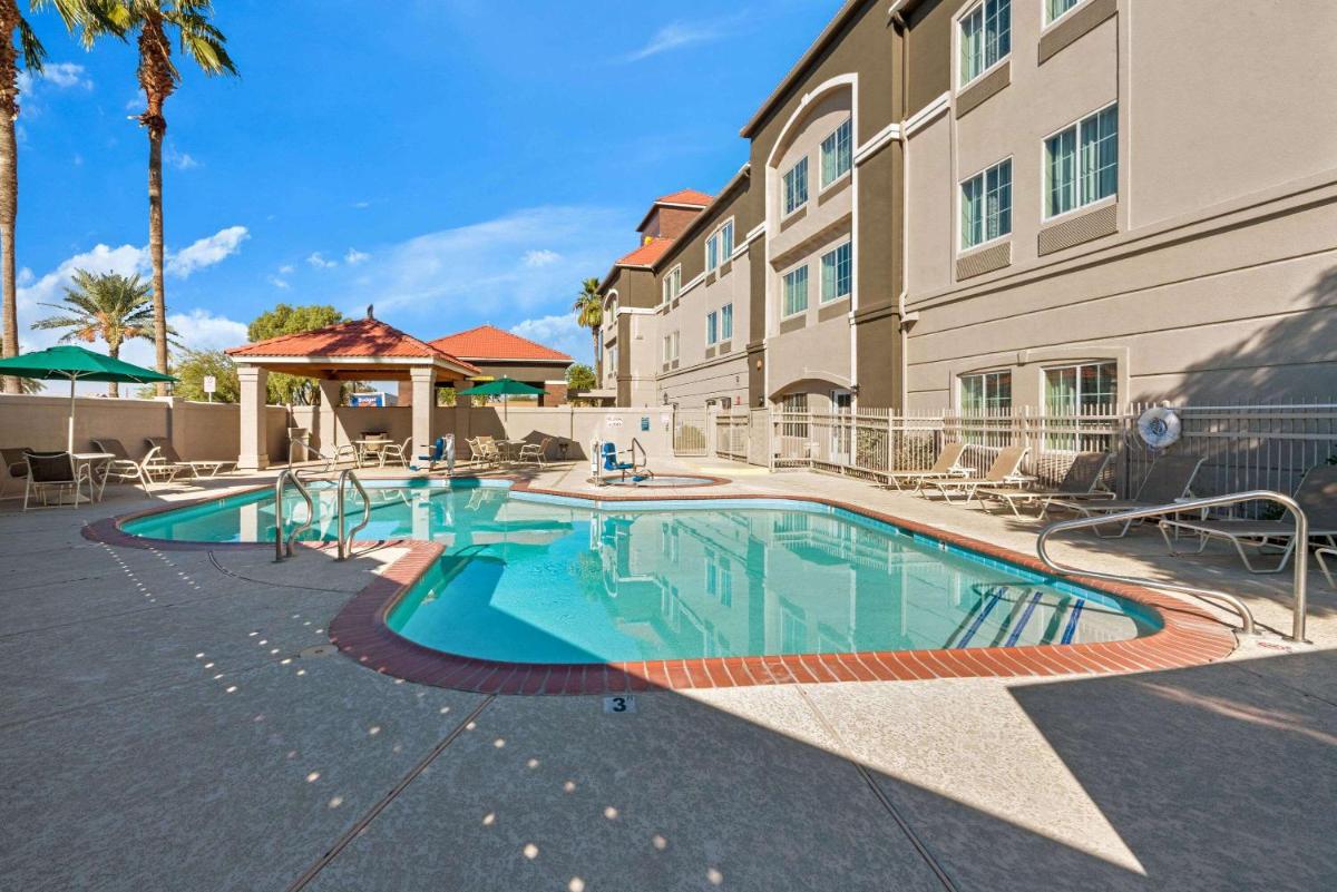 La Quinta by Wyndham Phoenix I-10 West - main image