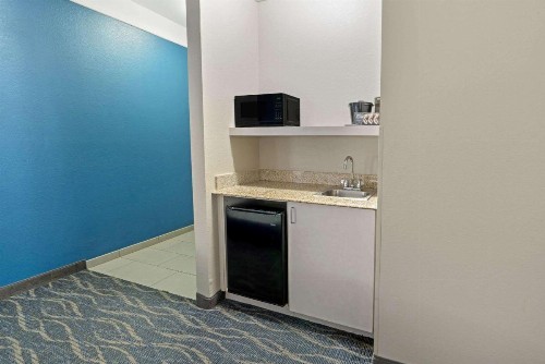 La Quinta by Wyndham Phoenix I-10 West - image 25