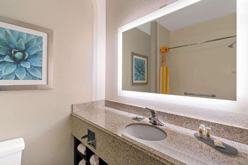 La Quinta by Wyndham Phoenix I-10 West - image 32