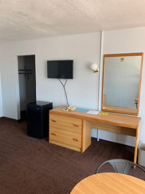 EZ 8 Motel Airporter - image 12