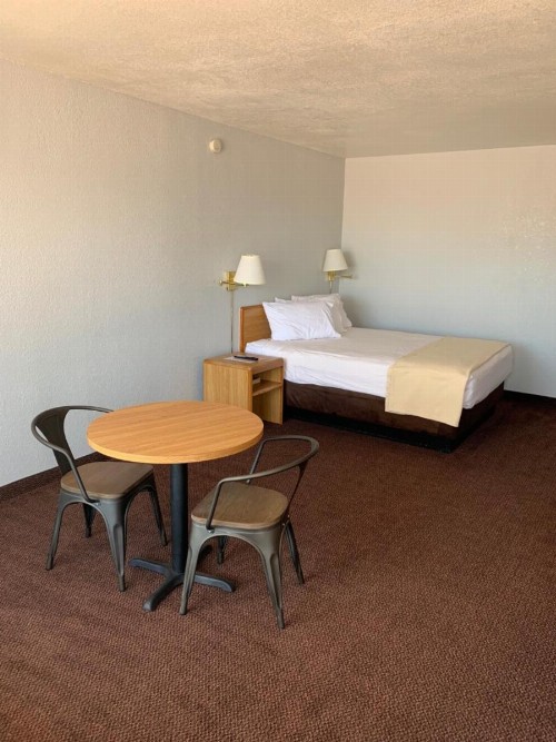 EZ 8 Motel Airporter - image 23