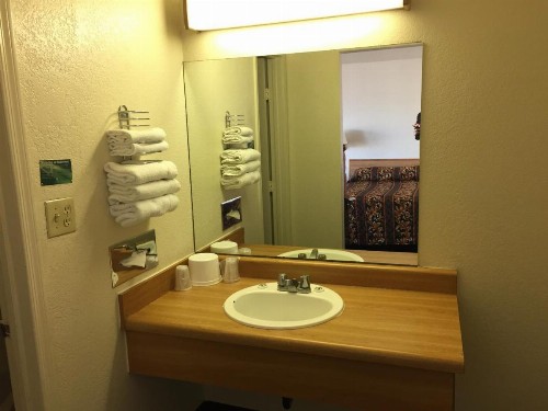 EZ 8 Motel Airporter - image 25