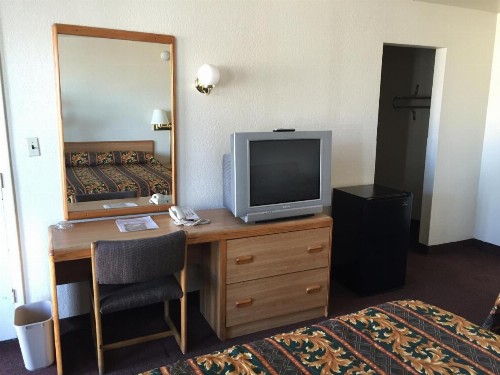 EZ 8 Motel Airporter - image 7