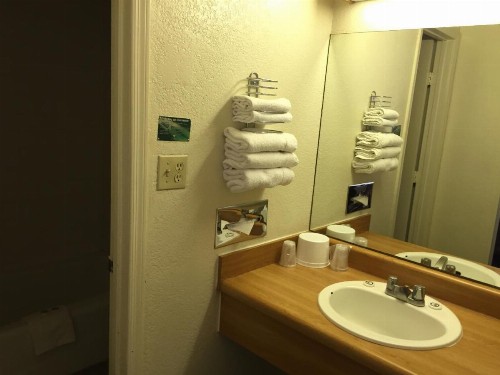EZ 8 Motel Airporter - image 9