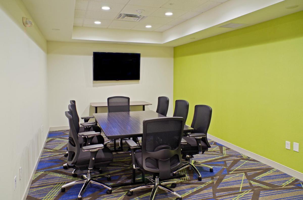 Holiday Inn Express & Suites - Phoenix North - Scottsdale an IHG Hotel - image 3