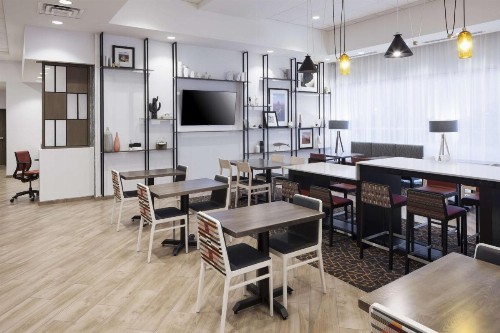 Hampton Inn & Suites Phoenix Downtown - image 25