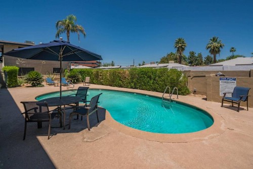 Relaxing 2BR with Pool - image 7