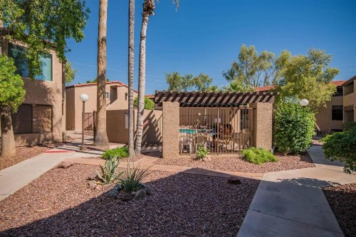 Charming 2BR near Papago Park - image 7
