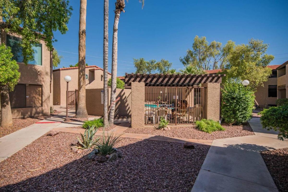 Charming 2BR near Papago Park - image 7