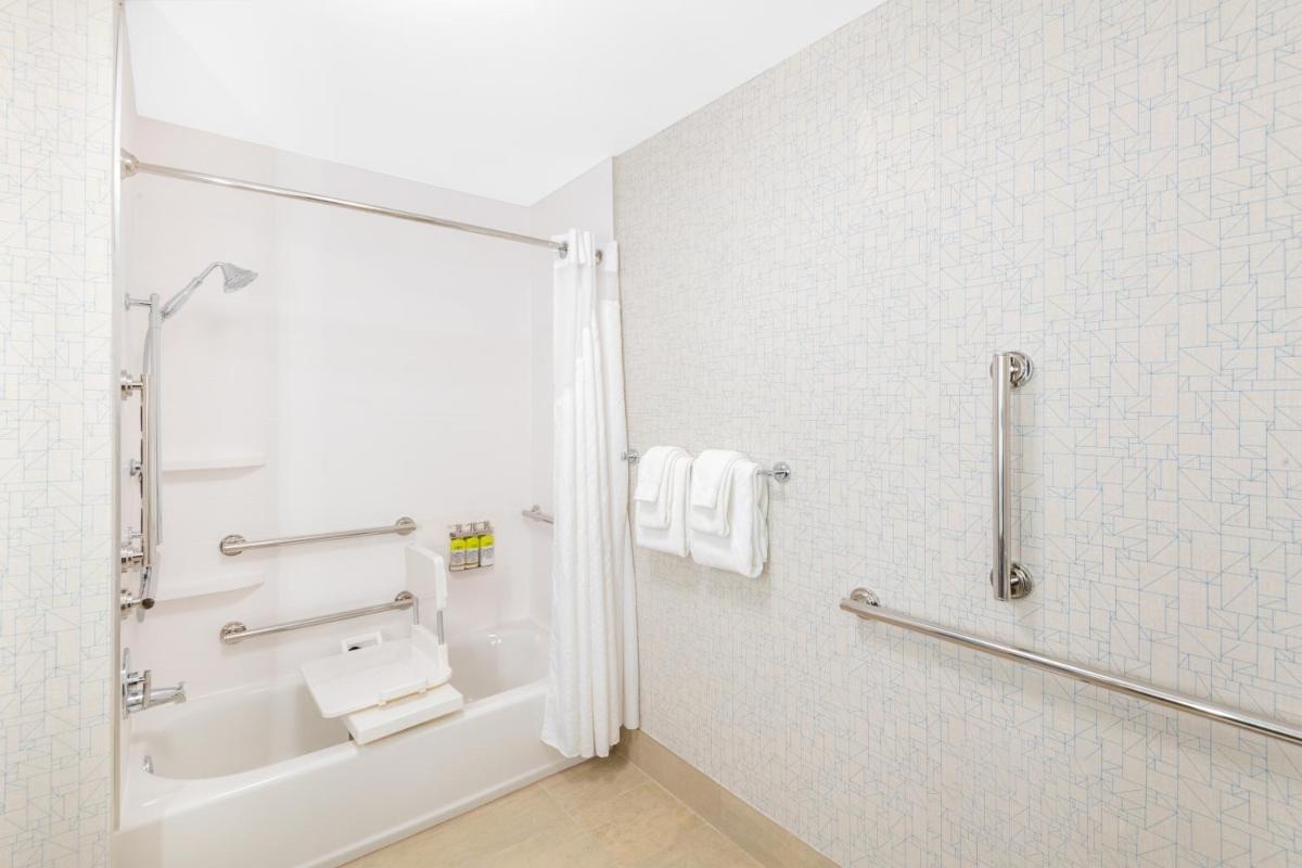 Holiday Inn Express & Suites - Phoenix - Airport North an IHG Hotel - image 6