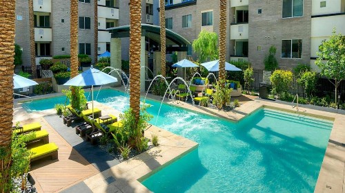 Upscale Complex - King Beds - View of Resort Style Pool with Parking - image 6