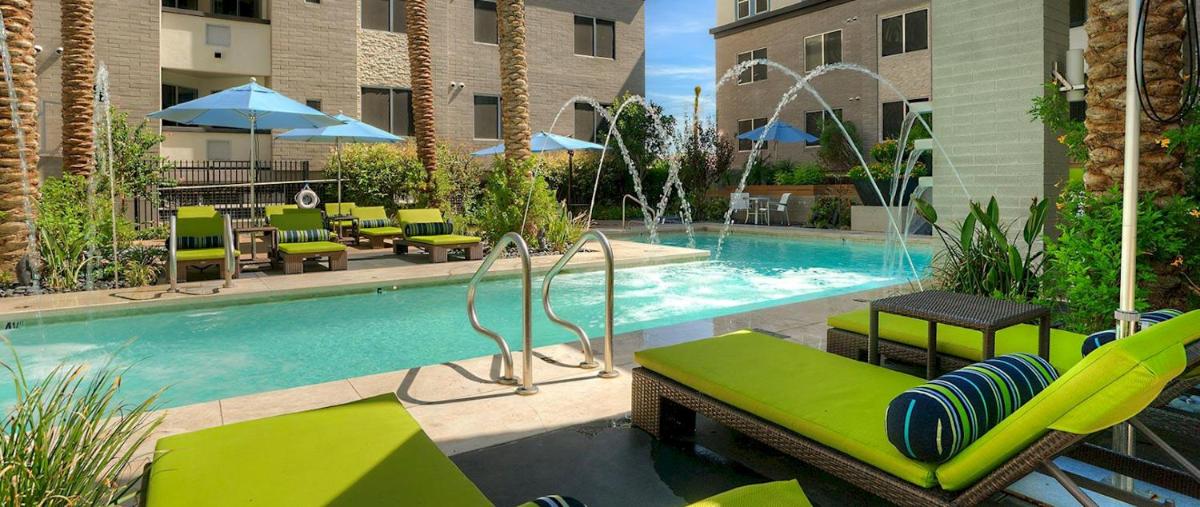 Upscale Complex - King Beds - View of Resort Style Pool with Parking - image 7