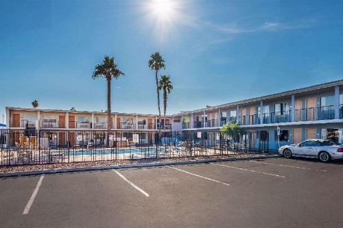 Econo Lodge - image 10
