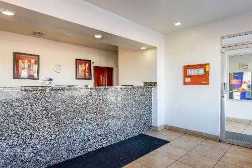 Econo Lodge - image 6