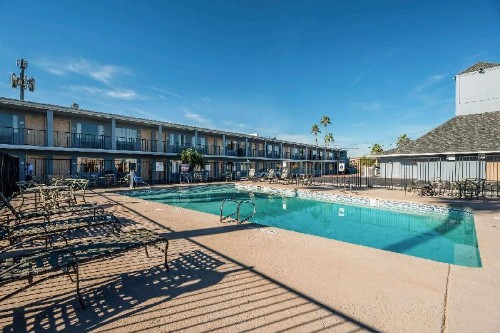 Econo Lodge - image 7