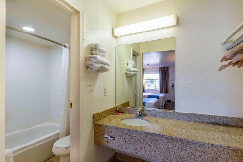 Econo Lodge - image 8