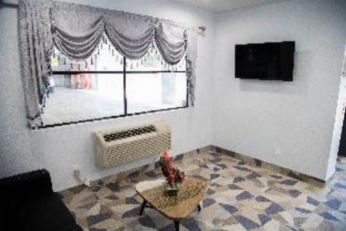 Econo Lodge Pico Rivera - image 5