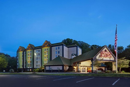 Hampton Inn & Suites Pigeon Forge On The Parkway - image 1