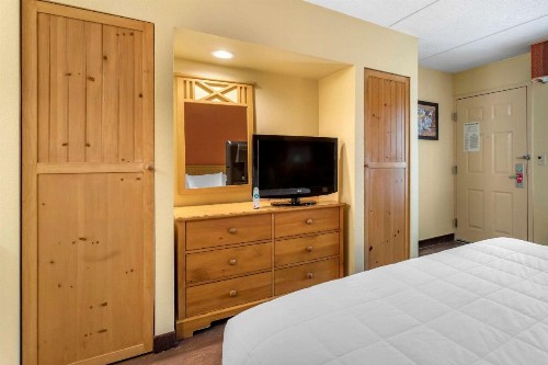 Econo Lodge Riverside - image 12