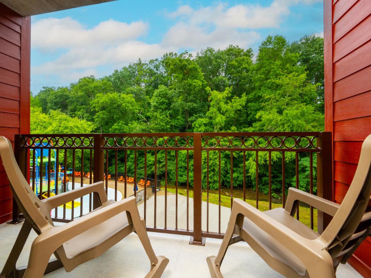 Country Cascades Waterpark Resort - image 5