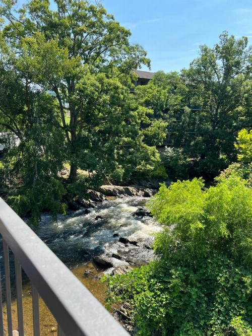 Creekstone Inn - image 2