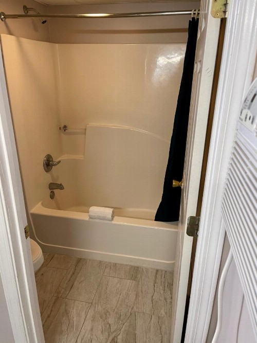 Pin Oak Parkway Inn - image 10